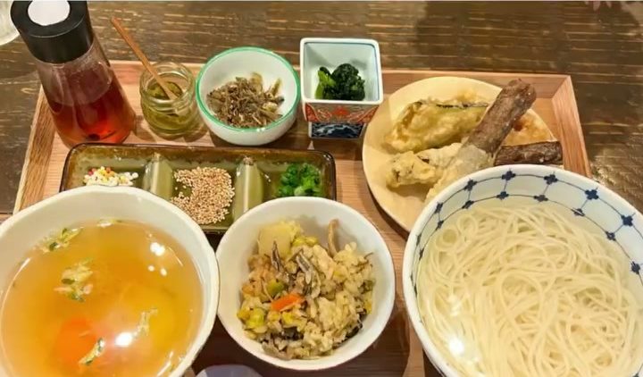 うどんと炊き込みご飯、天ぷら、小鉢が並ぶ御膳