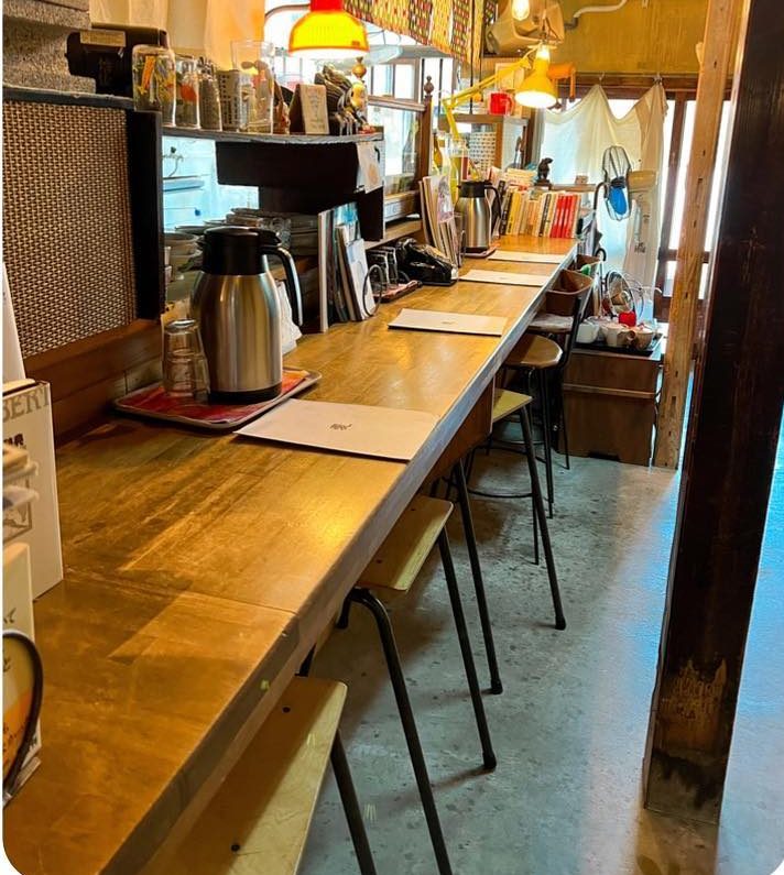 レトロな雰囲気のカウンター席