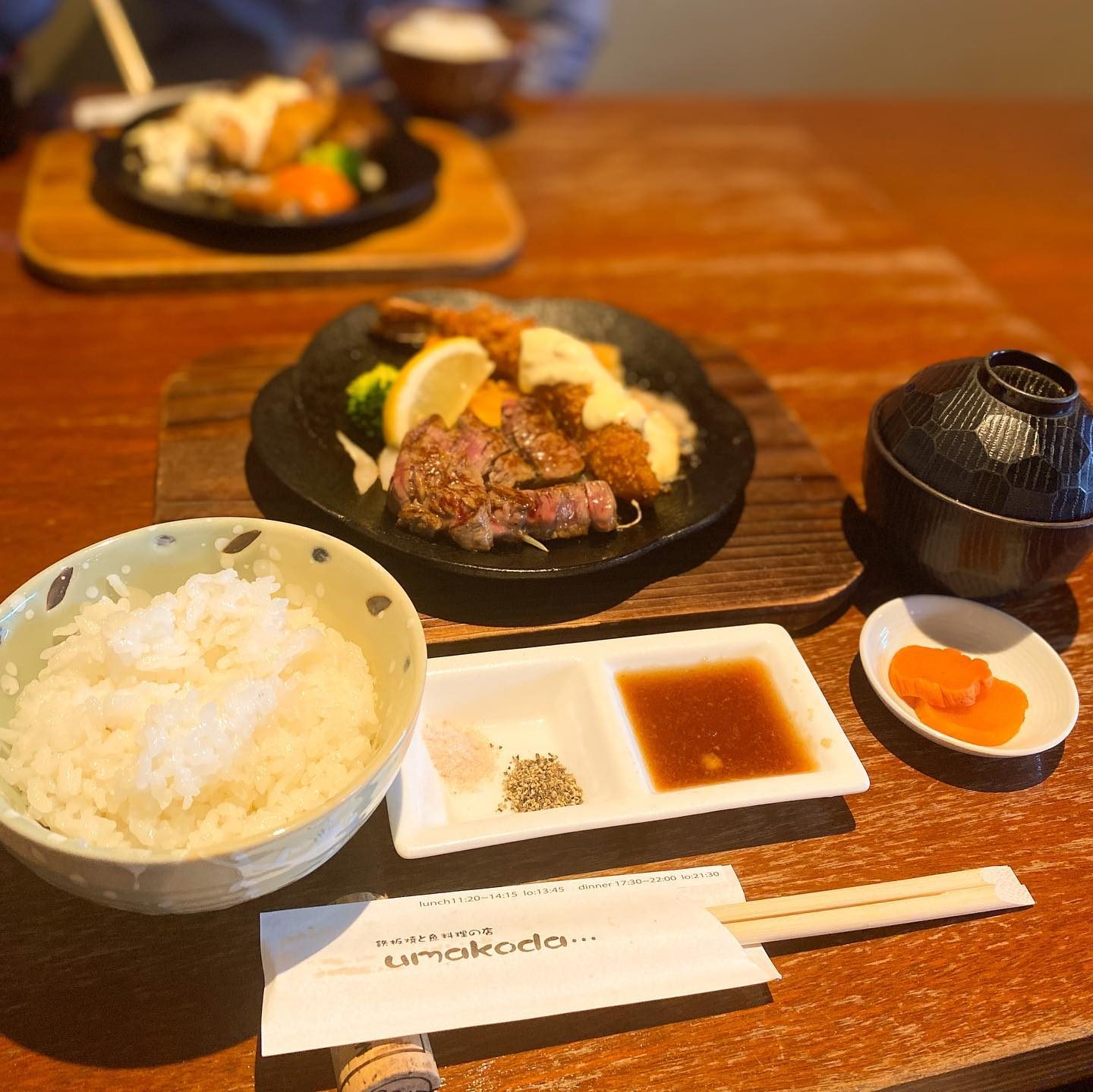 ステーキにごはんと汁物、小鉢がついたランチ