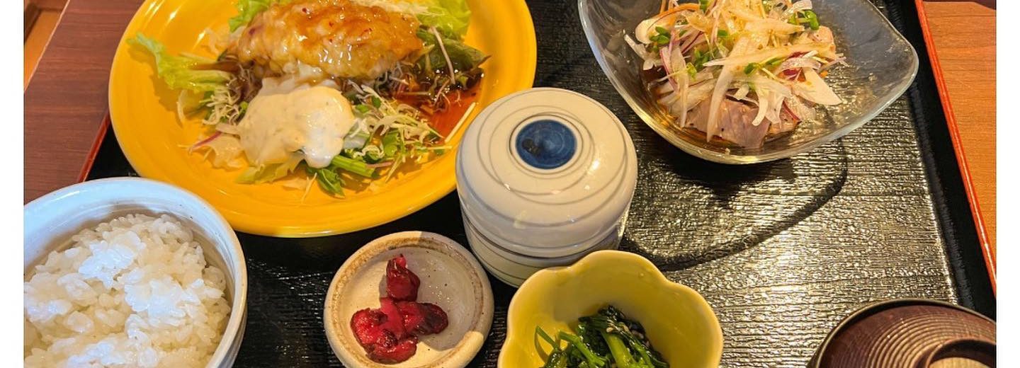 白ごはんや小鉢、メインが2品並んだ日替わりランチ