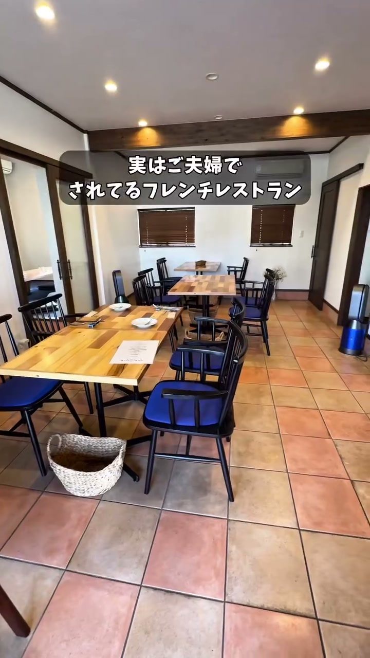 明るいテーブル席が並ぶ店内