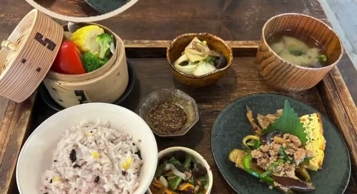 雑穀ごはんや麻婆茄子、小鉢が並ぶ日替わりランチ