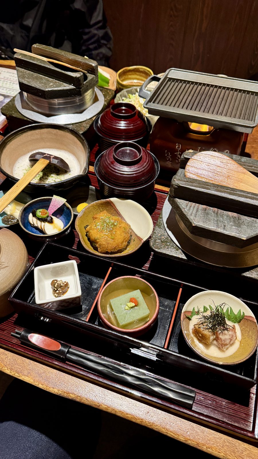 陶板と小鉢がずらりと並ぶ和風酔の御膳