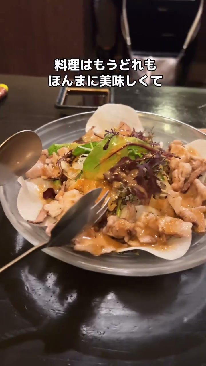 ハーブが添えられた魚介の一皿
