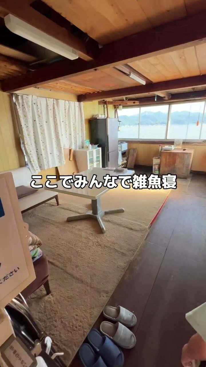 窓から海が見える板張りの小屋の室内
