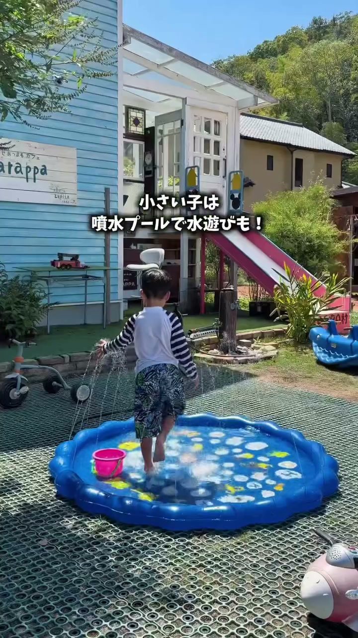 harappaの前にある噴水プールで水遊びする子ども